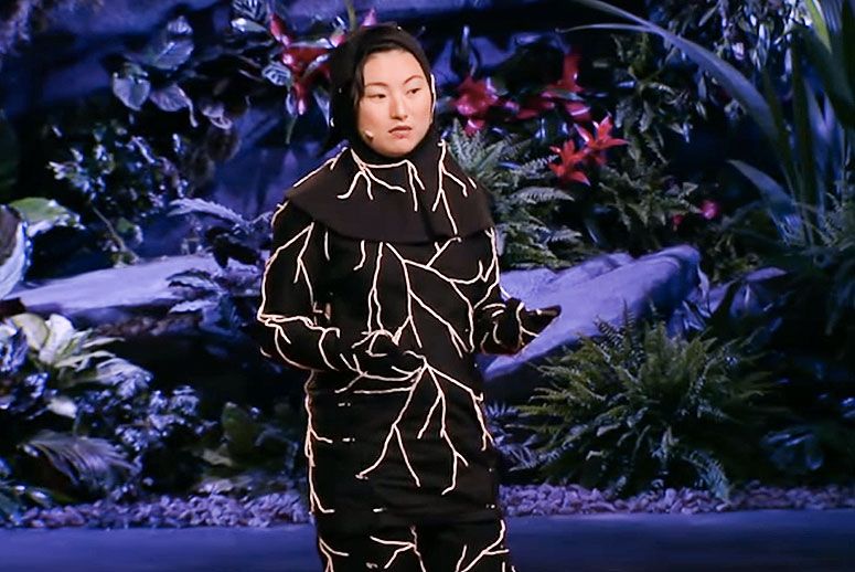 Este traje hecho de setas descompone tu cuerpo al morir Este traje hecho de setas descompone tu cuerpo al morir