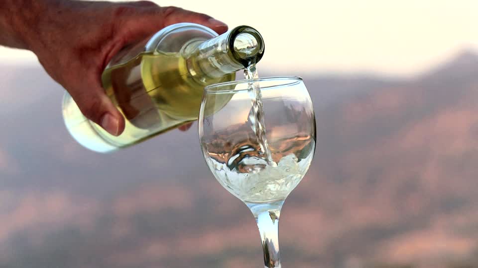 ¿Puede el vino blanco provocar cáncer de piel?