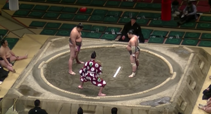 El espectacular KO en este combate de sumo de hace viral