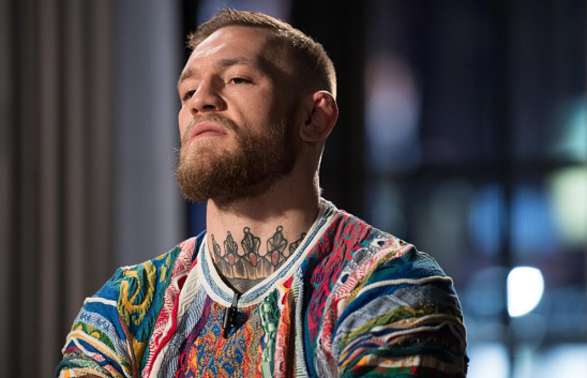 El luchador Conor McGregor ataca a un fan para quitarle el móvil