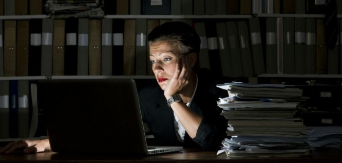 Los mejores consejos para trabajar de noche y que afecte a tu descanso