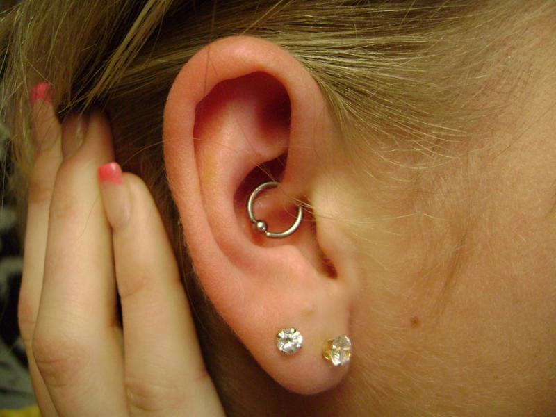 piercing cartilago dolor de cabeza