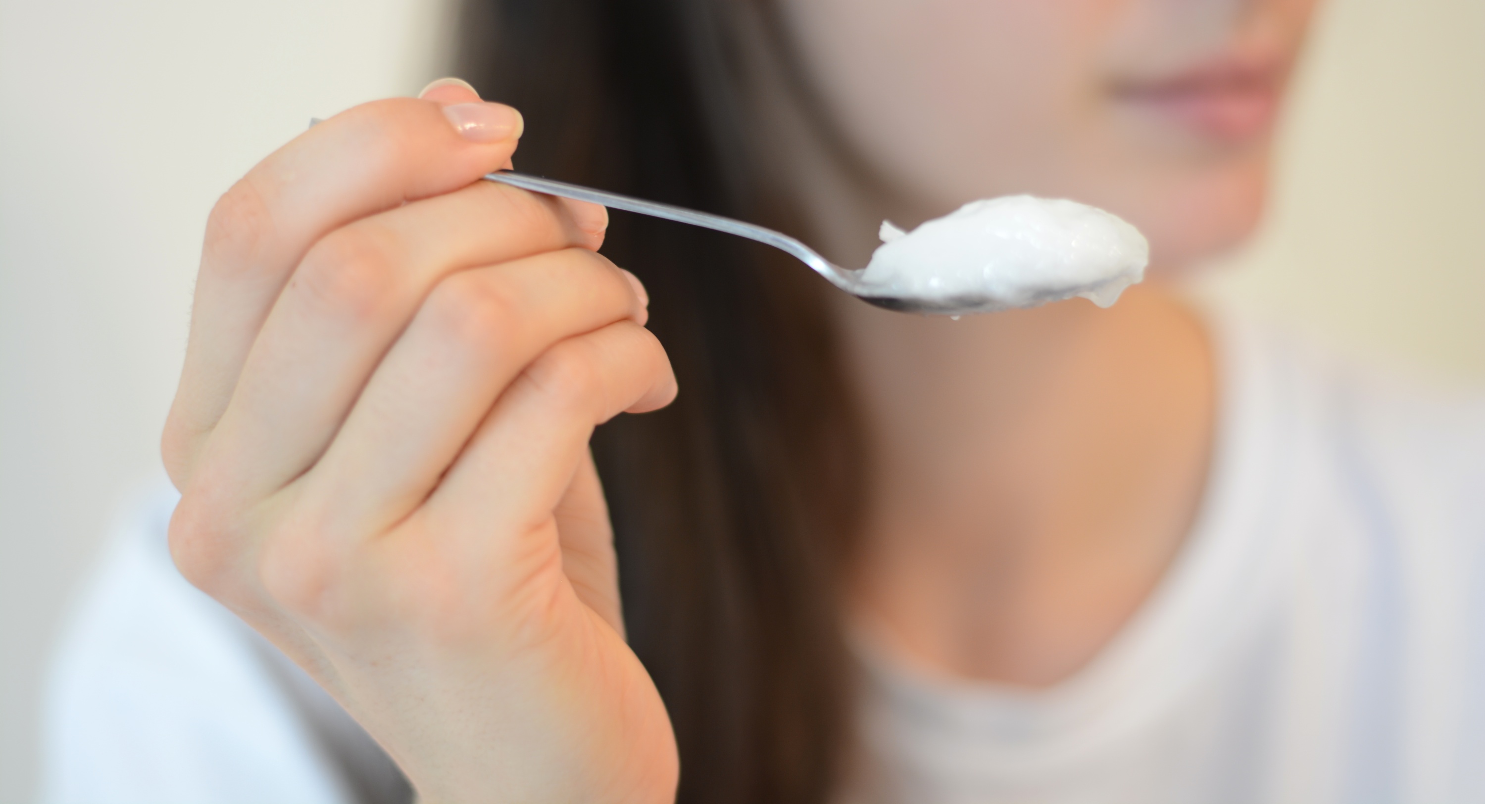 El mejor truco para blanquearte los dientes en casa