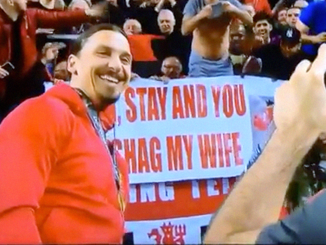 ¿Por qué posa Ibrahimovic junto a esta pancarta machista?