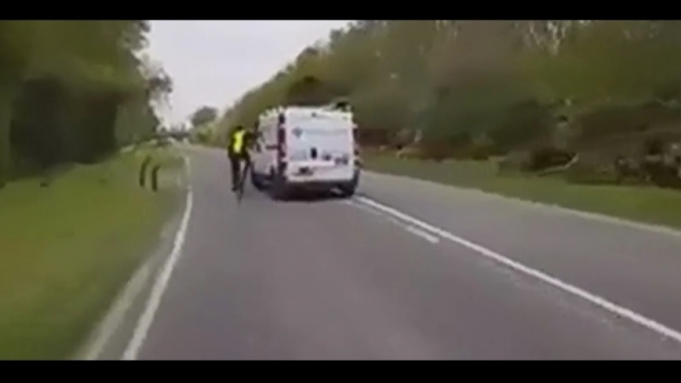 video adelantamiento ciclista furgoneta