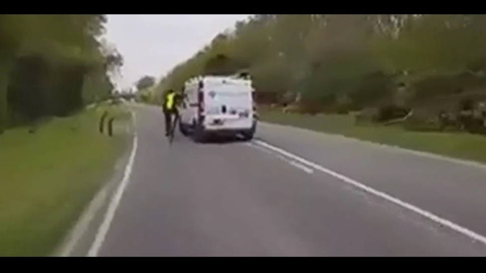 Este vídeo demuestra el peligro al que se exponen los ciclistas en carretera Este vídeo demuestra el peligro al que se exponen los ciclistas en carretera