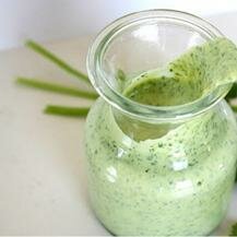 ¿Cómo preparar un aderezo de aguacate para ensaladas?