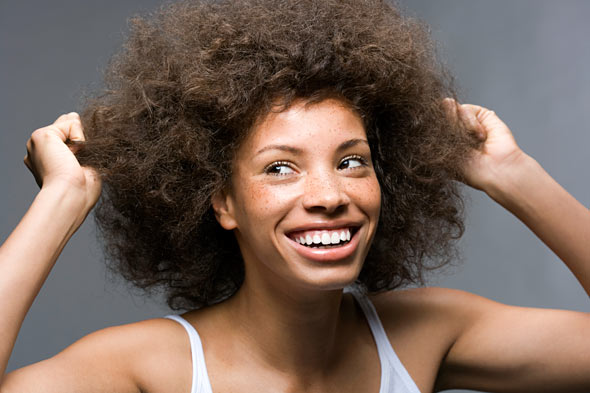Los beneficios de utilizar el aceite de aguacate para el pelo