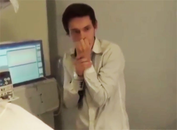 La reacción de este chico al presenciar un parto se ha hecho viral La reacción de este chico al presenciar un parto se ha hecho viral