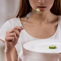 ¿Cuáles son los primeros síntomas de la anorexia?