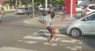 Daba patadas a un balón en un semáforo y ahora ha sido fichado por un equipo