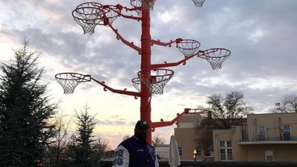 Shaquille O'Neal crea una escultura con todos los aros que rompió en la NBA