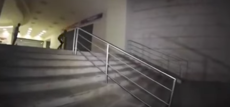 Un skater se rompe una pierna hacia detrás en una brutal caída Un skater se rompe una pierna hacia detrás en una brutal caída