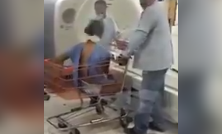 medico traslada paciente en carrito super