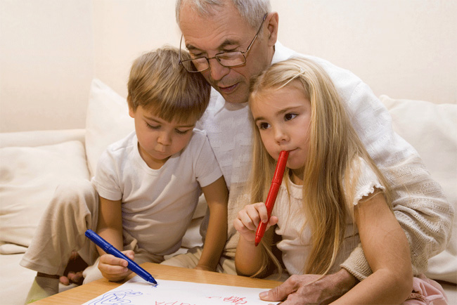 niños con sus abuelos 