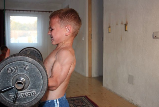 El duro entrenamiento de este niño culturista causa polémica en la red