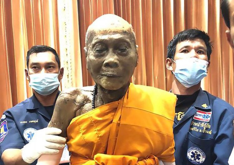 monje budista sonrie muerto