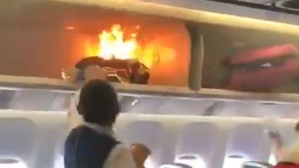 Explota la batería externa de un móvil en un avión