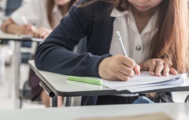 Descubre en clase de biología que su tío es su padre Descubre en clase de biología que su tío es su padre