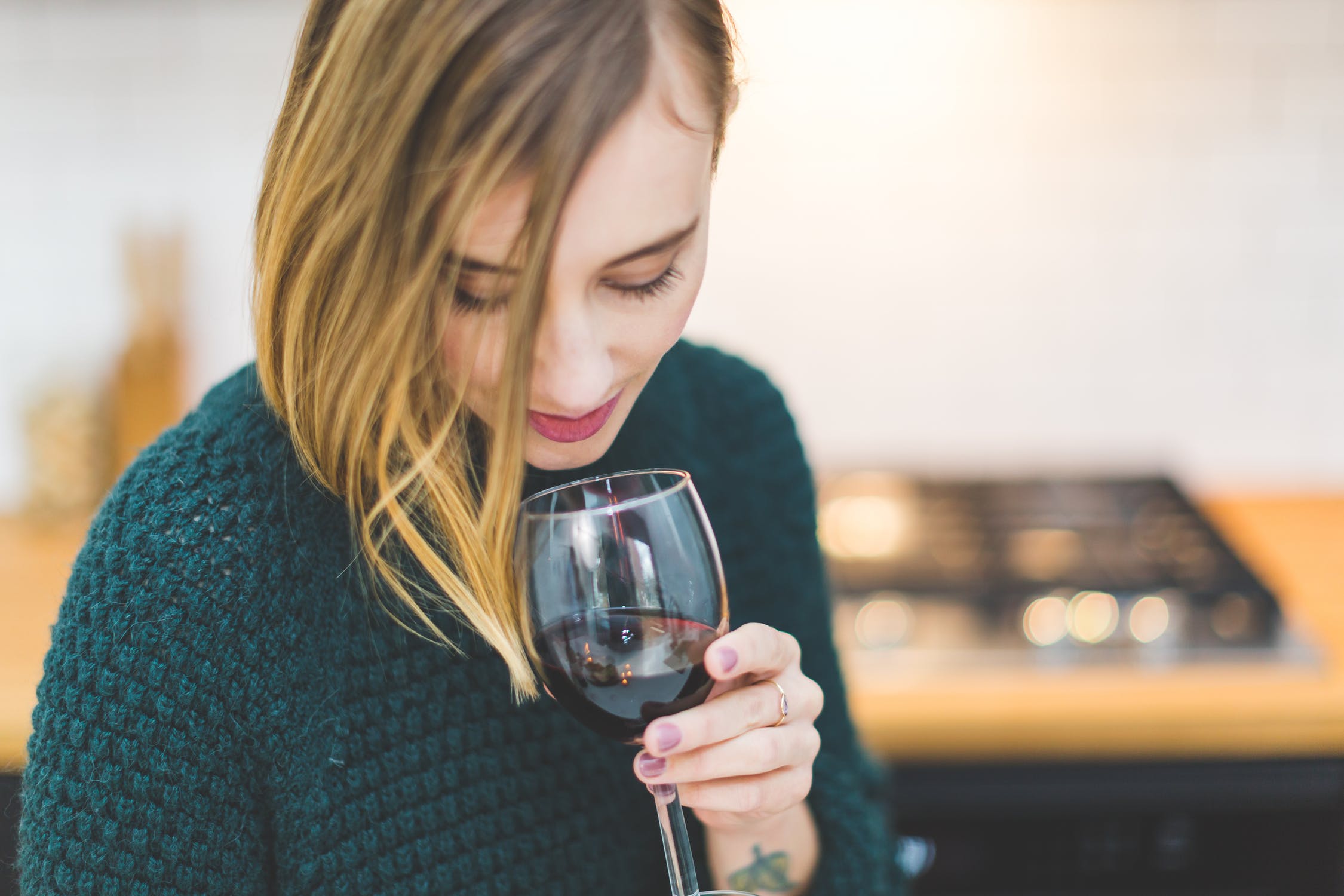 Beber vino antes de dormir podría ayudarnos a adelgazar