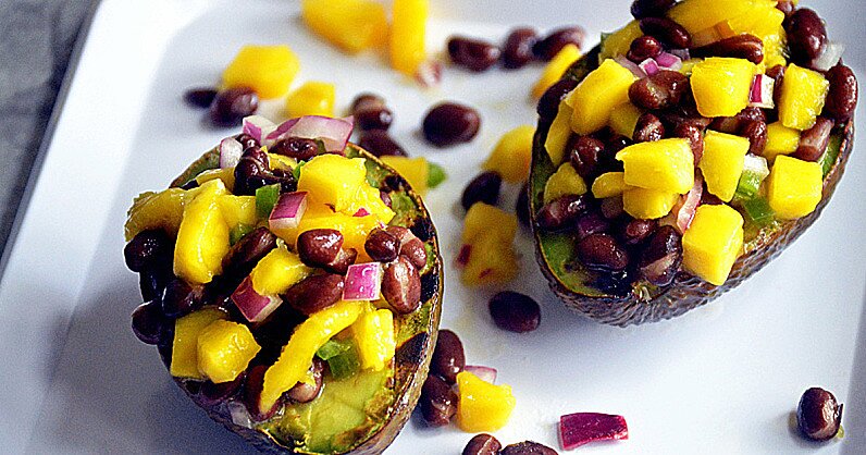 Aguacate a la parrilla y relleno con salsa de mango y frijoles negros