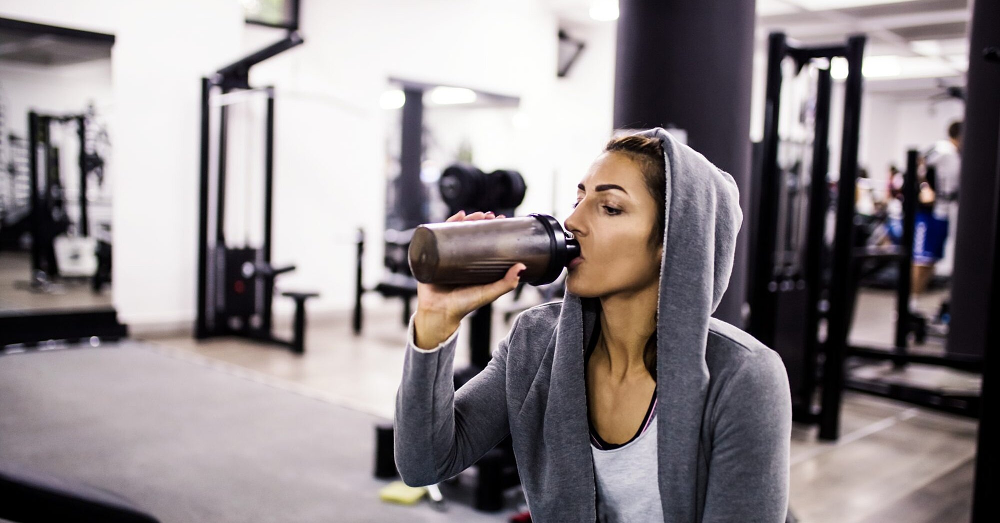 ¿Es mejor beber un batido de proteínas antes o después de un entrenamiento?