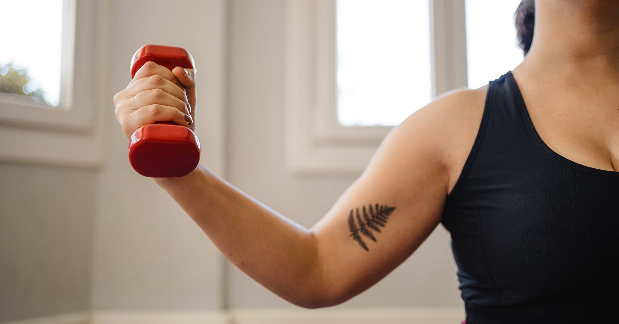 Este ejercicio con tres movimientos con mancuernas te hará tostar los bíceps...