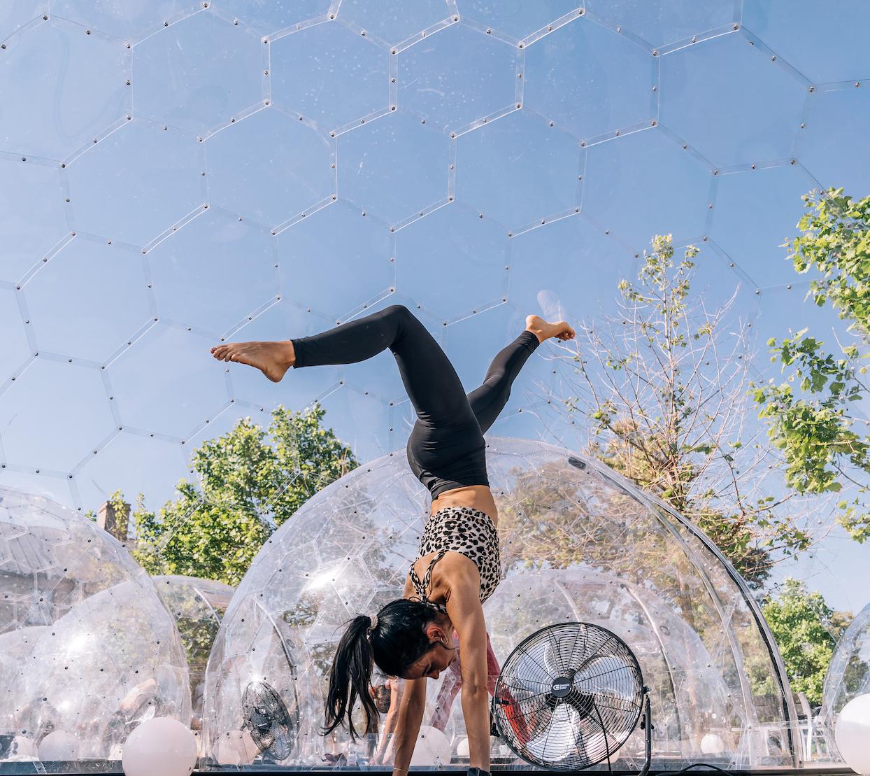 Puedes tomar una clase de yoga caliente en tu propia cúpula de burbujas en este estudio al aire libre.
