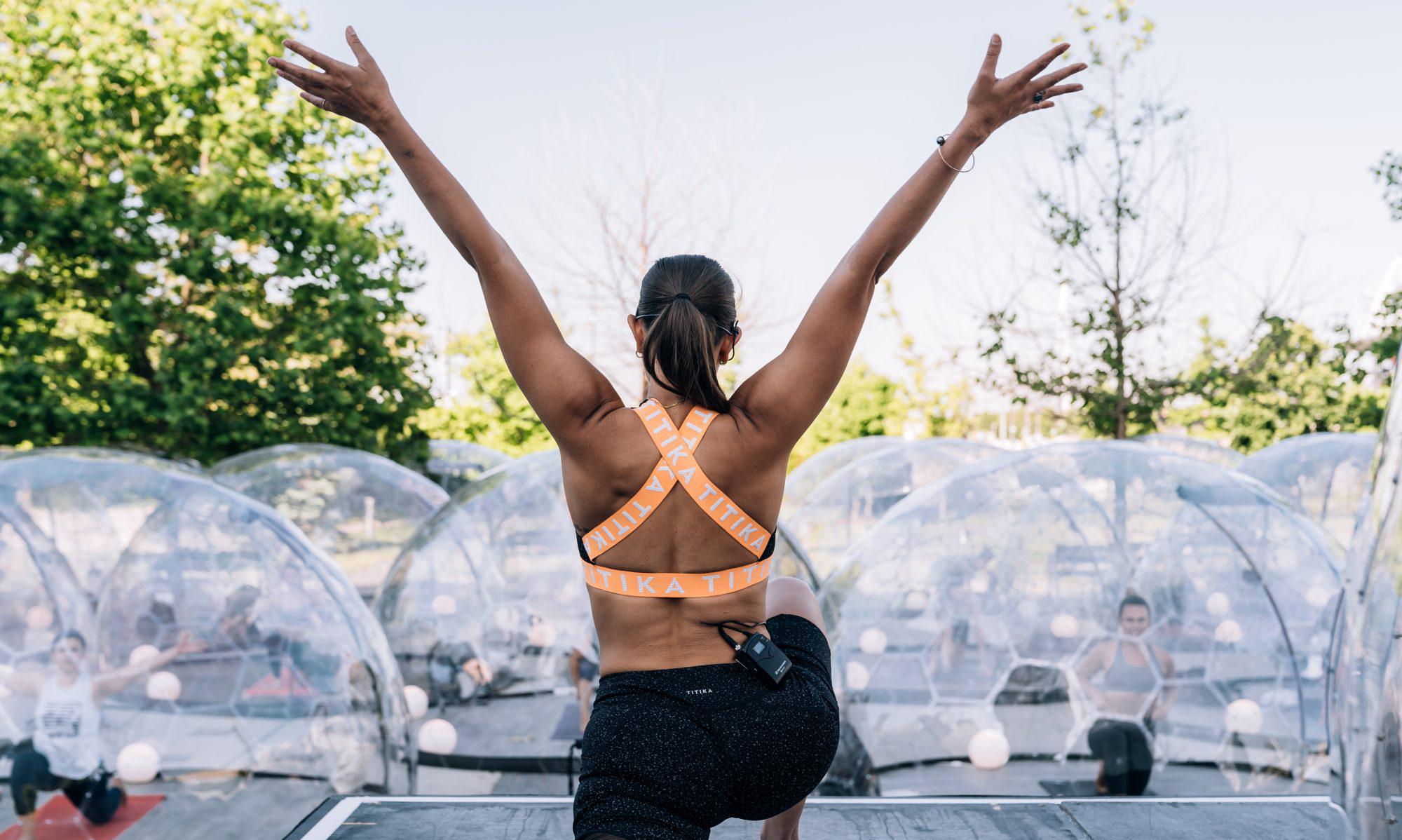 Puedes tomar una clase de yoga caliente en tu propia cúpula de burbujas en este estudio al aire libre.