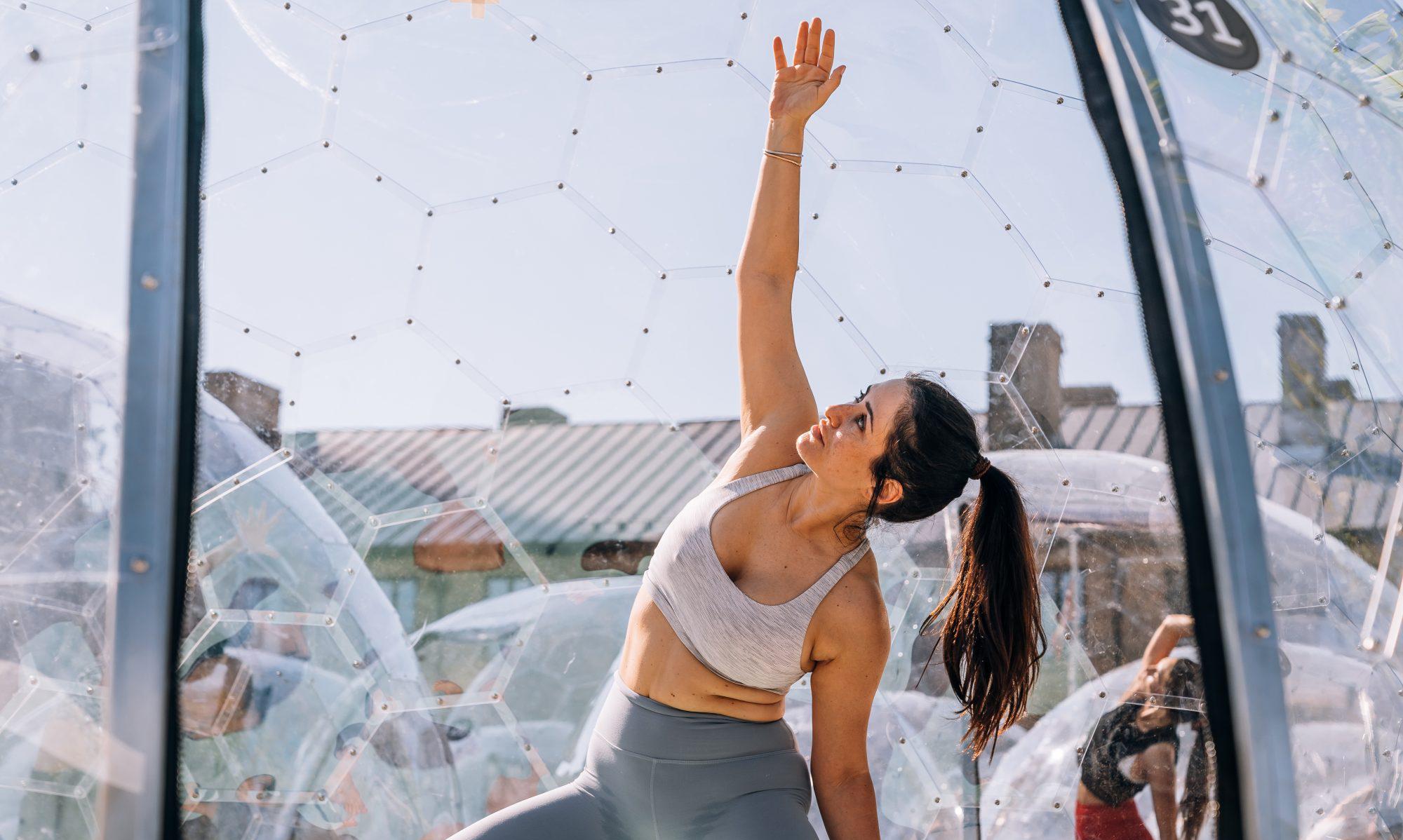 Puedes tomar una clase de yoga caliente en tu propia cúpula de burbujas en este estudio al aire libre.