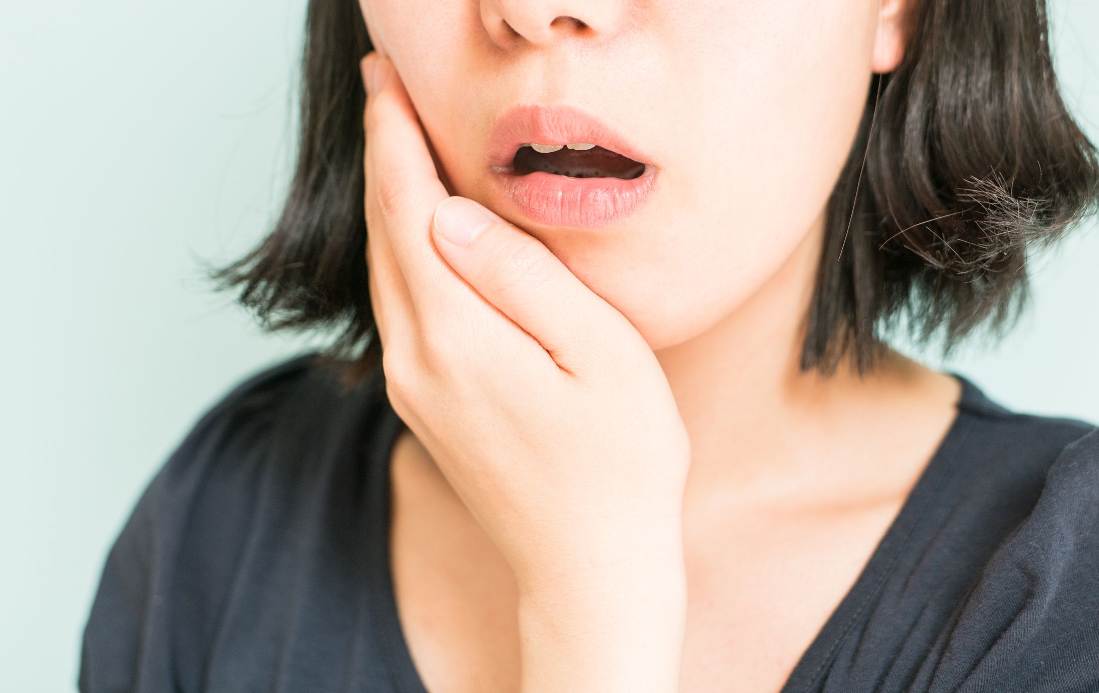 12 señales importantes de que estás rechinando los dientes por la noche, según los dentistas