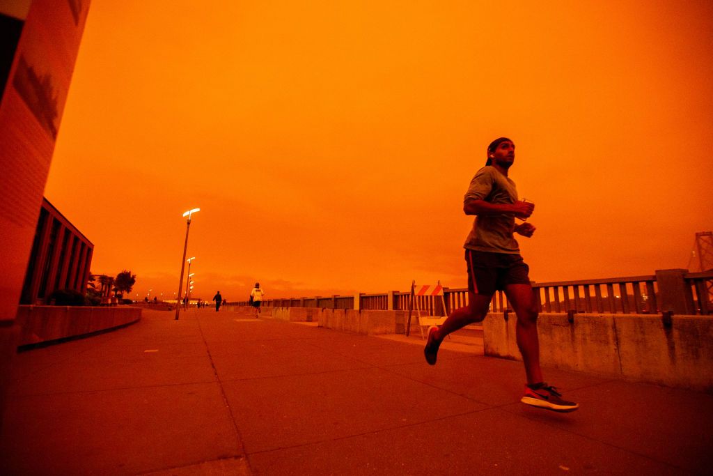 Esto es lo que la respiración del humo de un incendio forestal puede hacer a su cuerpo, según los médicos