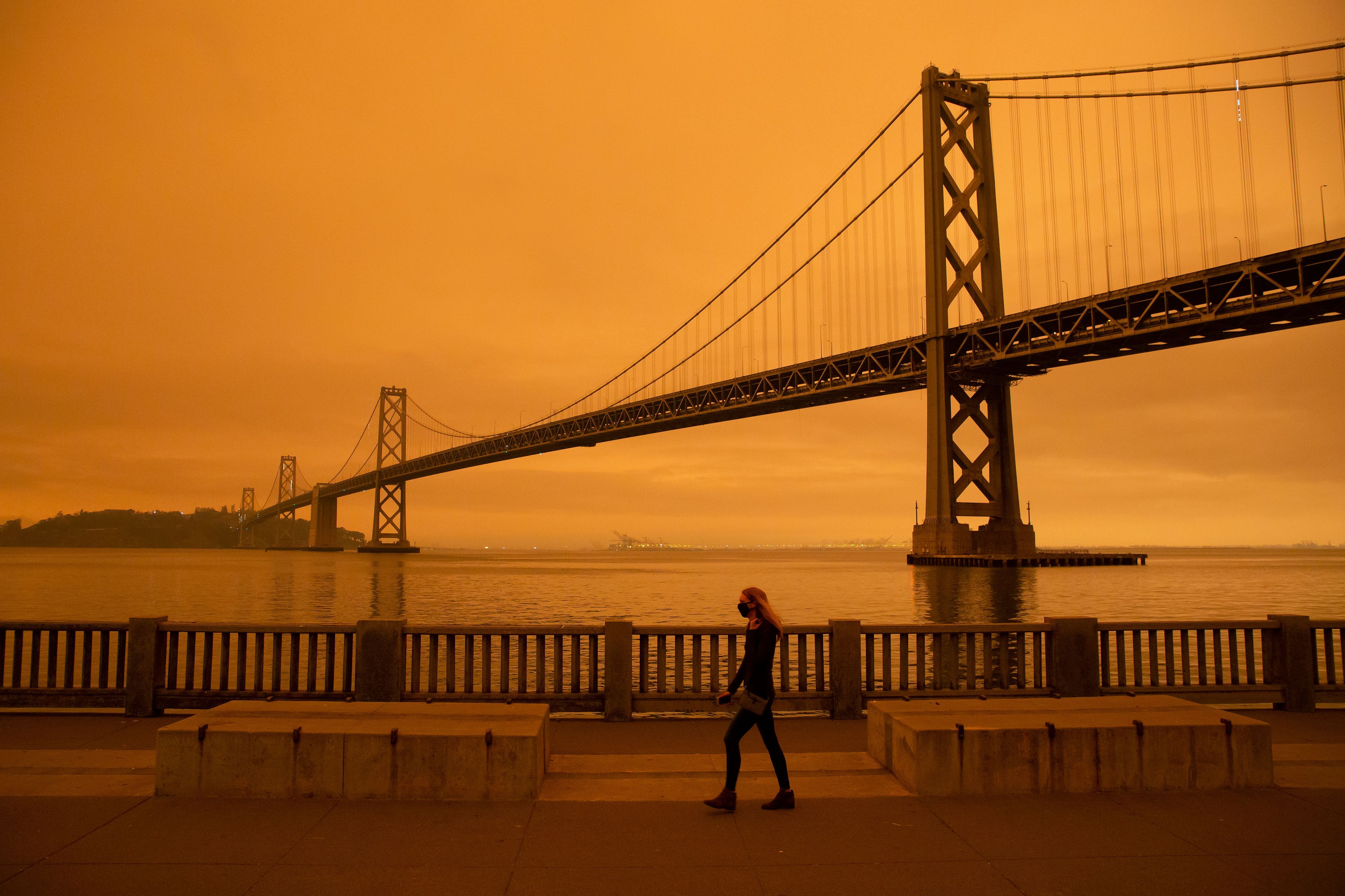 ¿Puede una máscara facial protegerte contra el humo de los incendios forestales? Esto es lo que los médicos quieren que sepas