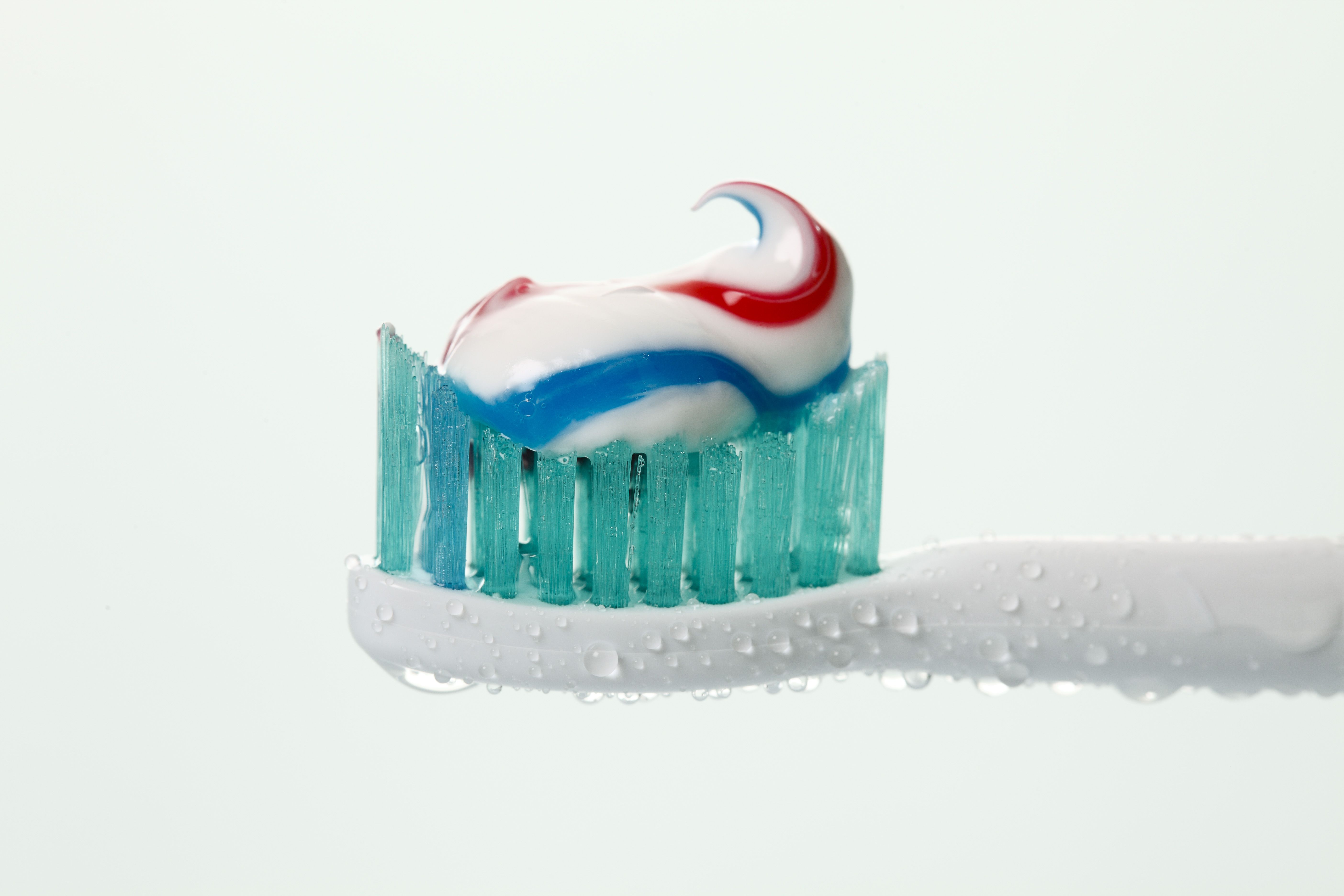 El TikTok viral del dentista explica por qué probablemente estás usando la cantidad incorrecta de pasta de dientes