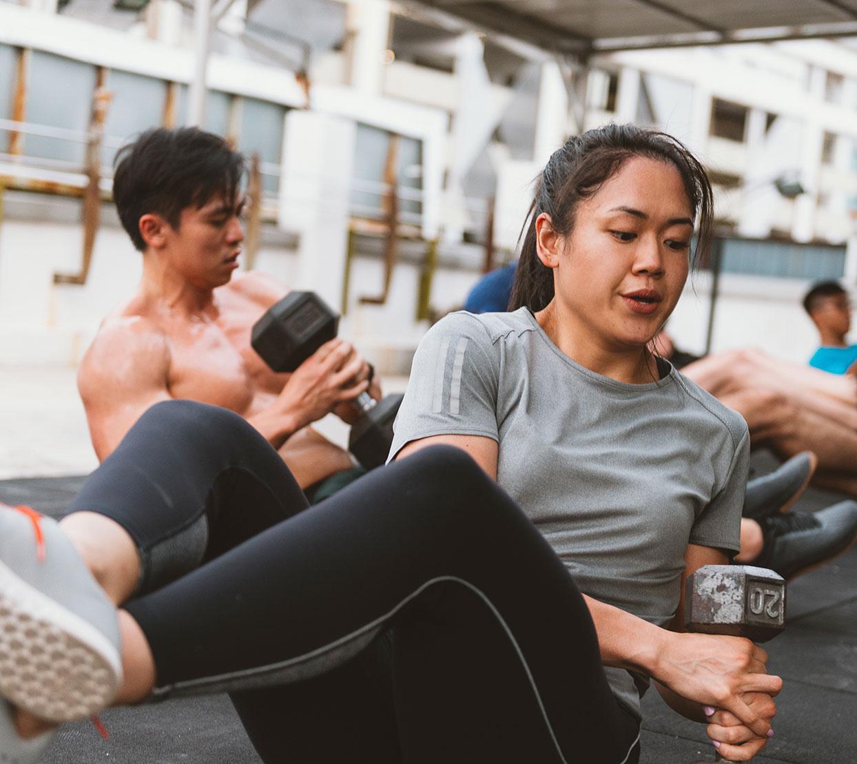 Entrenamiento de abdominales con pesos para un núcleo sólido como una roca