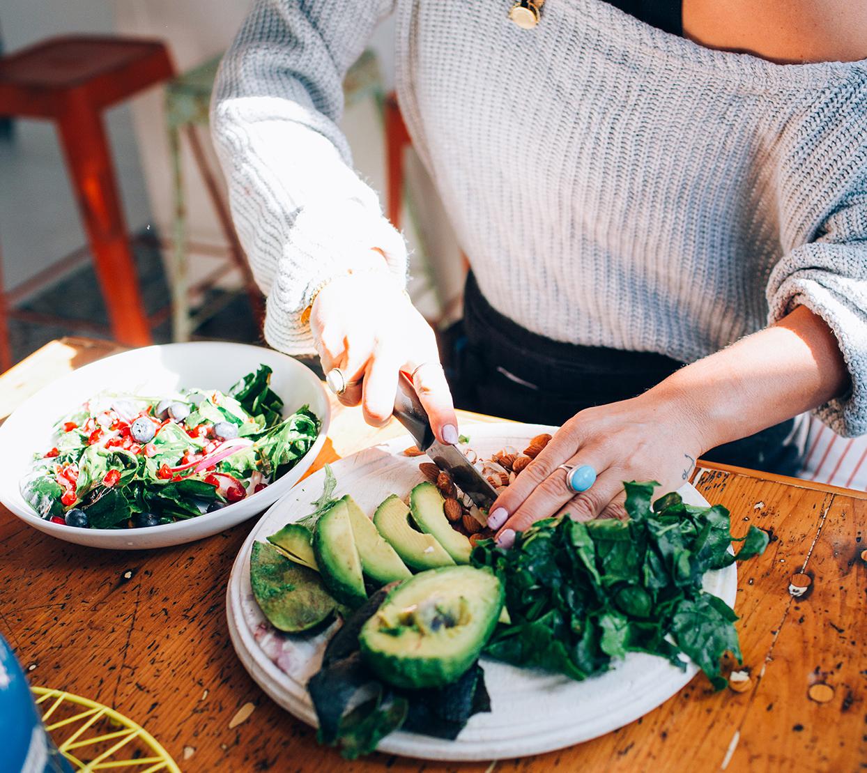 Estas sabrosas ensaladas de otoño prueban que puedes comer un tazón de verduras incluso después de que el verano termine.