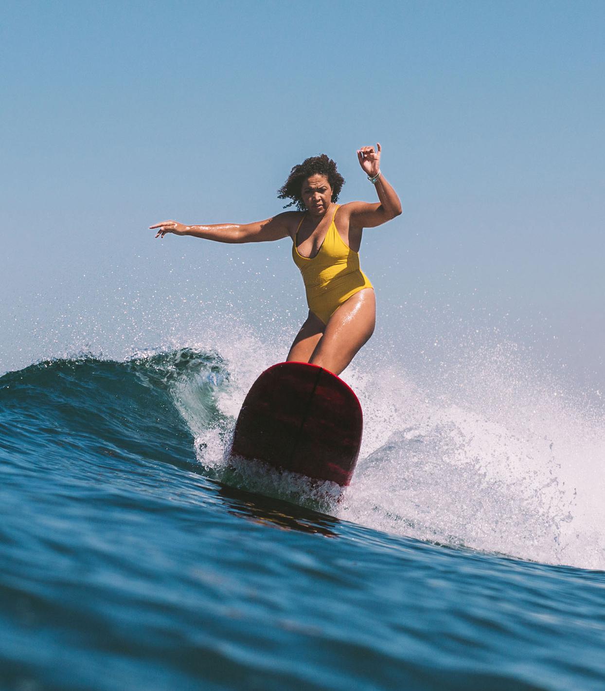 Este surfista está usando Instagram para promover la diversidad en el deporte