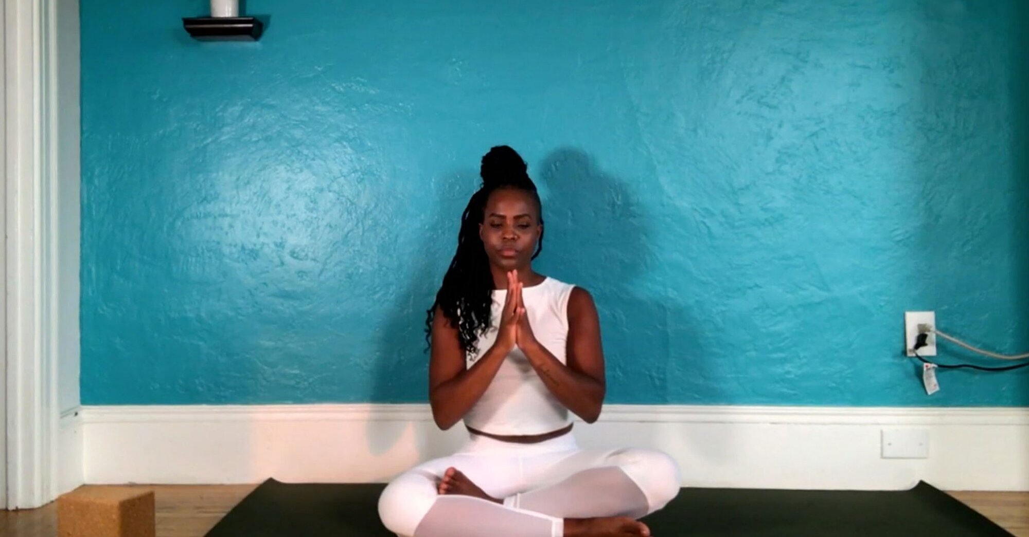Haz este flujo de 12 minutos de yoga cuando quieras sentirte feliz y tranquilo