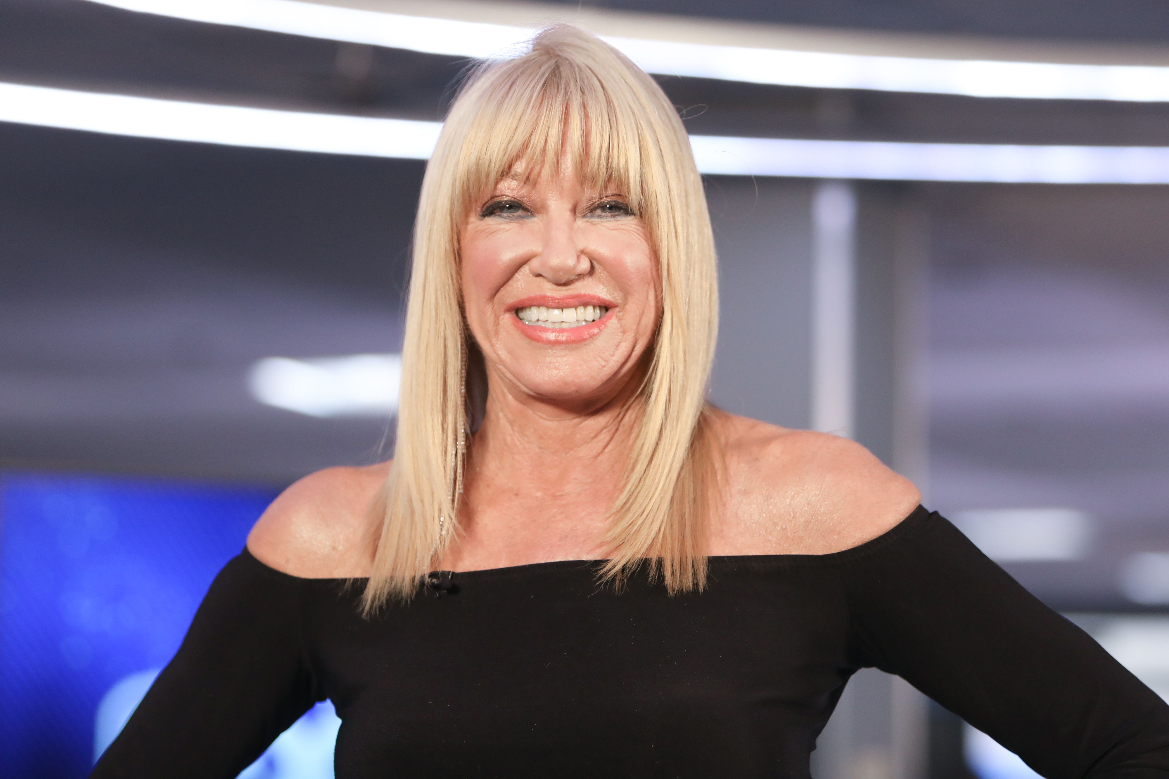 Suzanne Somers se ha sometido a una cirugía de cuello después de una caída en casa Suzanne Somers se ha sometido a una cirugía de cuello después de una caída en casa