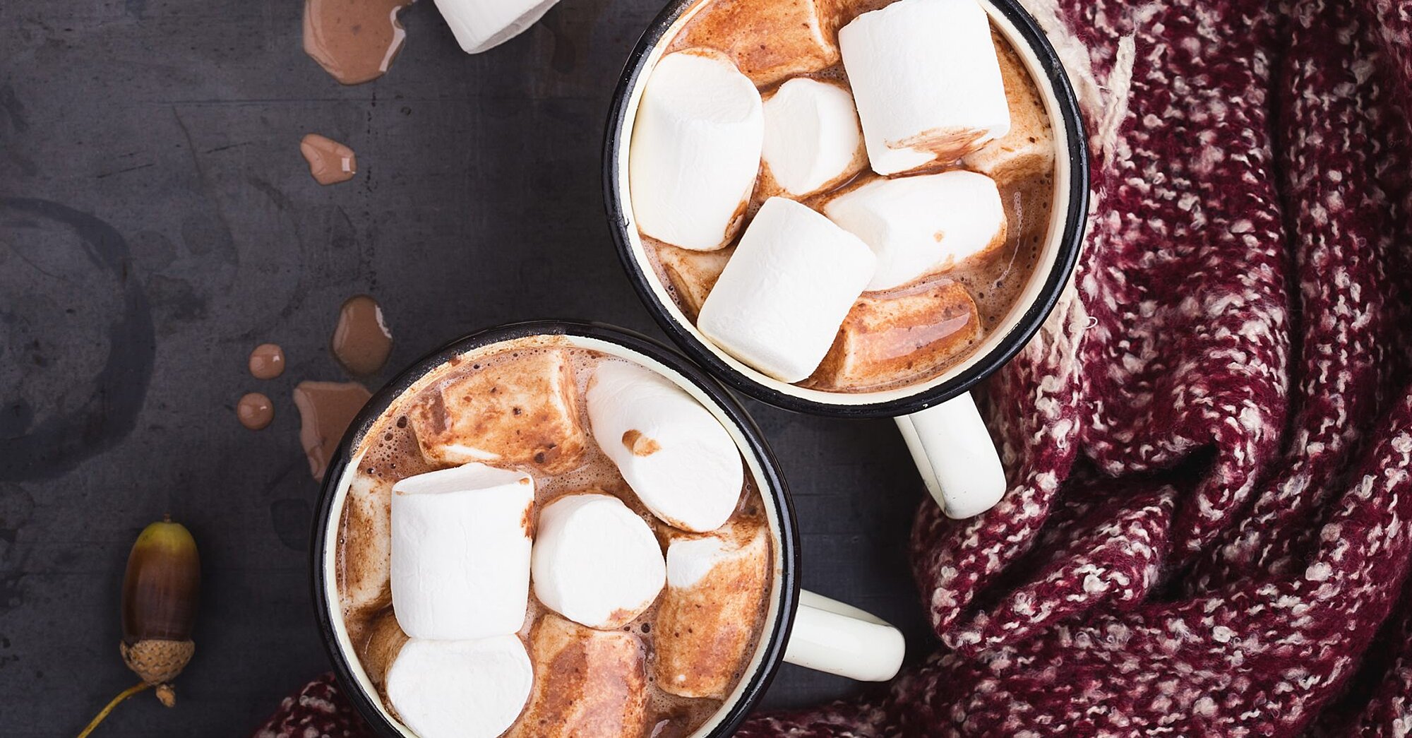 Este trato nostálgico de su infancia es el perfecto para las bombas de cacao caliente caseras