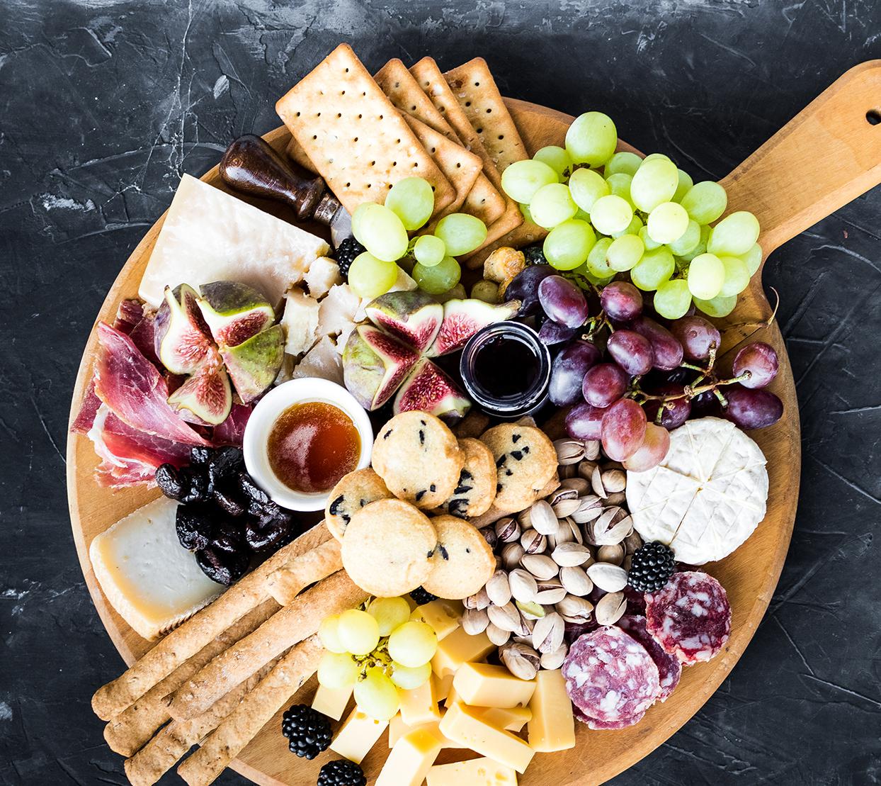 Las tazas de "Jarcuterie" son la forma más fácil de comer carne y queso en esta fiesta.