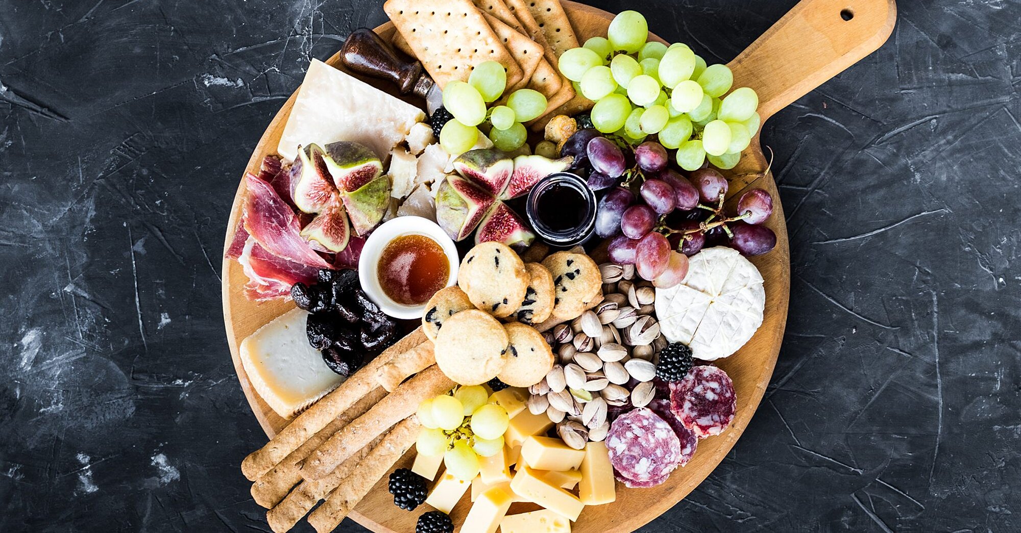 Las tazas de &quot;Jarcuterie&quot; son la forma más fácil de comer carne y queso en esta fiesta.