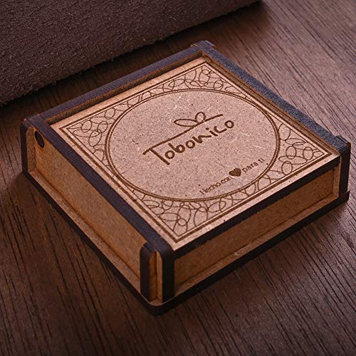 -Colgante Mujer Barra Oblicua, triangulo invertido, en Plata de Ley 925 bañada en Oro. Entregada en Original Caja Regalo de Madera -Colgante Mujer Barra Oblicua, triangulo invertido, en Plata de Ley 925 bañada en Oro. Entregada en Original Caja Regalo de Madera