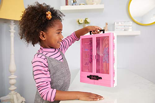 Barbie Fashionista Armario portable con muñeca incluida, ropa, complementos y accesorios de muñecas, regalo para niñas y niños 3-9 años (Mattel GBK12)