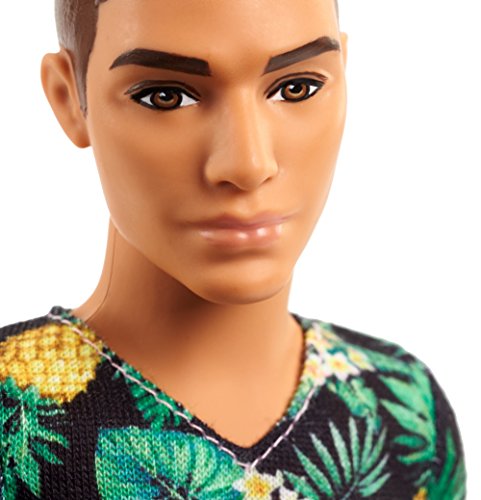 Barbie Fashionsita, Muñeco Ken moreno con camiseta hawaiana (Mattel FJF73)