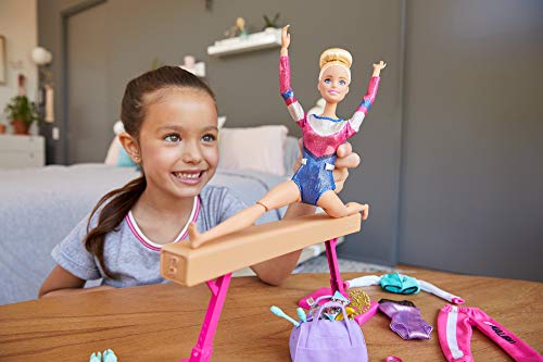 Barbie Olimpíadas, muñeca gimnasta, barra de equilibrios de juguete y más de 15 accesorios (Mattel GJM72)