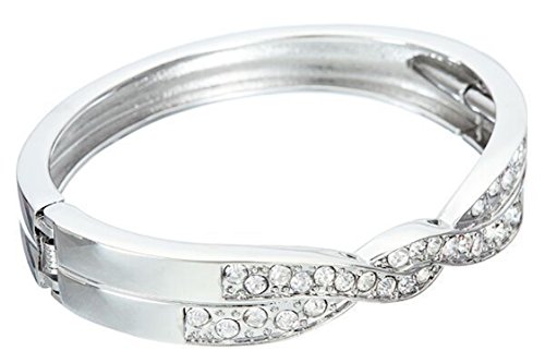 Brazalete con muelle y diseño de torsión con detalles de diamantes de imitación en un acabado altamente pulido. Brazalete con muelle y diseño de torsión con detalles de diamantes de imitación en un acabado altamente pulido.