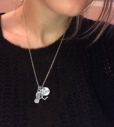 Collar con un colgante de una niña corriendo, uno con inscripción en inglés (Love to Run) y otro con forma de zapatilla y inscripción de los 13,1 millas del medio maratón Collar con un colgante de una niña corriendo, uno con inscripción en inglés (Love to Run) y otro con forma de zapatilla y inscripción de los 13,1 millas del medio maratón