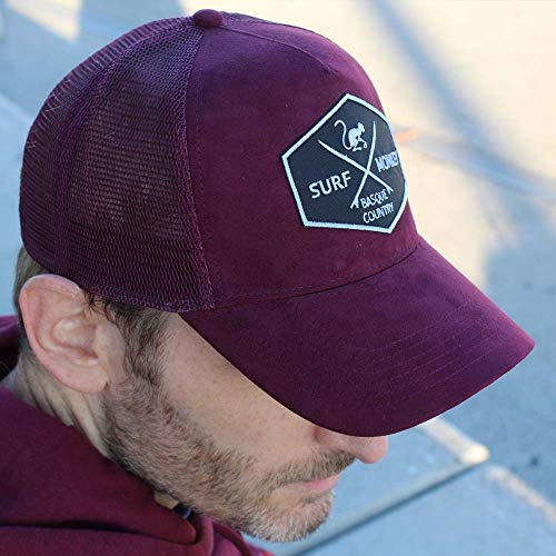 DRESSED IN MUSIC PLAY WITH ME Gorra Tipo Trucker de Ante - Visera Curvada - Gorra Ajustable Snapback - Parche Bordado Surf Monkey - Diseño de 5 Paneles 24/48h - Surfing The Basque Country (Granate) DRESSED IN MUSIC PLAY WITH ME Gorra Tipo Trucker de Ante - Visera Curvada - Gorra Ajustable Snapback - Parche Bordado Surf Monkey - Diseño de 5 Paneles 24/48h - Surfing The Basque Country (Granate)