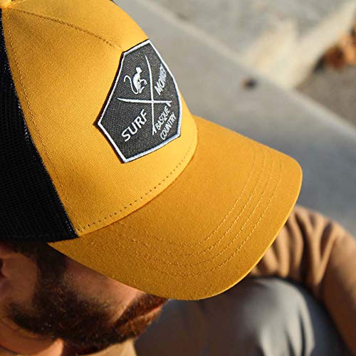 DRESSED IN MUSIC PLAY WITH ME Gorra Tipo Trucker - Visera Curvada - Diseño 5 Paneles - Parche Cosido Parte Frontal - Cierre Ajustable Snapback - Corona de Perfil bajo 24/48h (Mostaza/Negro)